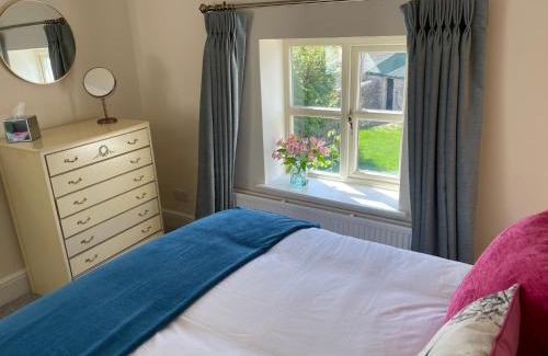Quenington House | Pretty Cotswold Cottage with garden near Bibury