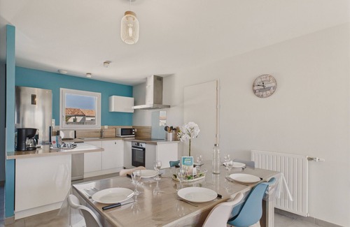 Saint-Vincent-sur-Jard Ski Chalet | Pretty house for 6 with garden