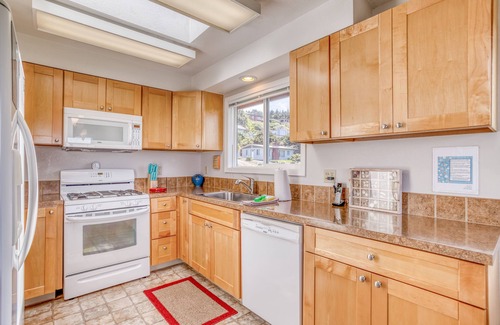 Roads End House | Pretty Roads End Ocean-View Home with Bonus Room- New Hardwood Floors
