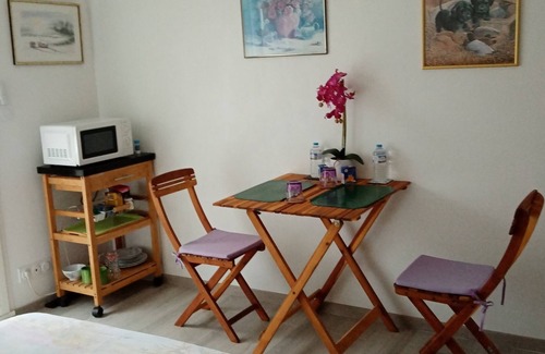Cournon Bed & Breakfast | Pretty room between landscape and green nature