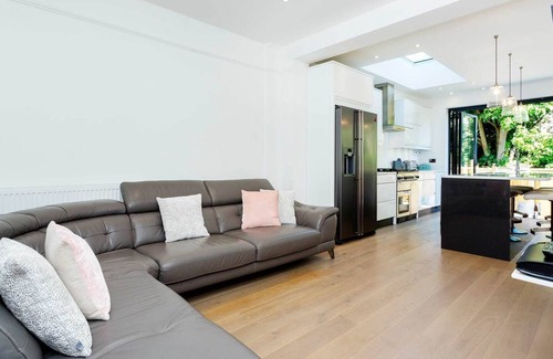 St. Margarets and North Twickenham House | Pretty St Margaret’s Style, by Veeve