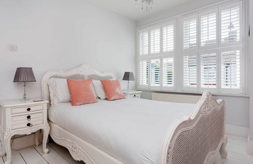 St. Margarets and North Twickenham House | Pretty St Margaret’s Style, by Veeve