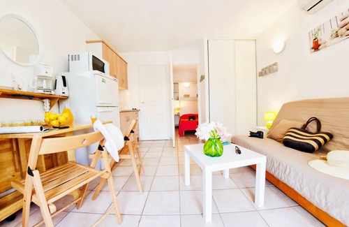 Les Bormettes Apartment | Pretty T2 (1 bedroom) 4 pers. 250m from the SEA with HEATED SWIMMING POOL and TENNIS (1)