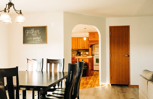Dundee House | Pretty view W/Hot tub! King Suite! 15 min to the Worlds Largest Cuckoo Clock!