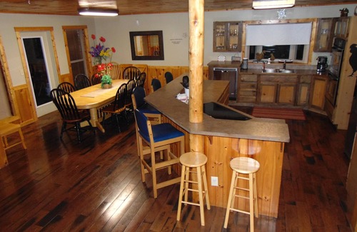 Sevierville Cabin | PRIC DROP -5,000 SF. Close to Dollywood, river access. Huge yard for games & dog