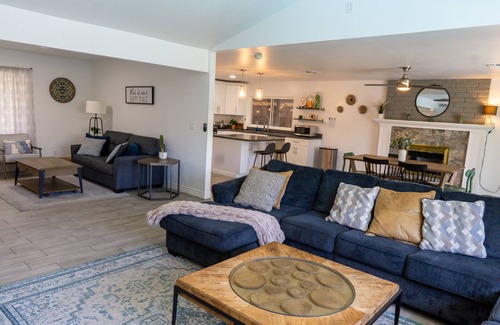 Peoria Ave Citizen's Group House | Prickly Pear Desert Oasis- 3 Bedroom/Pool/Spa/Putting Green
