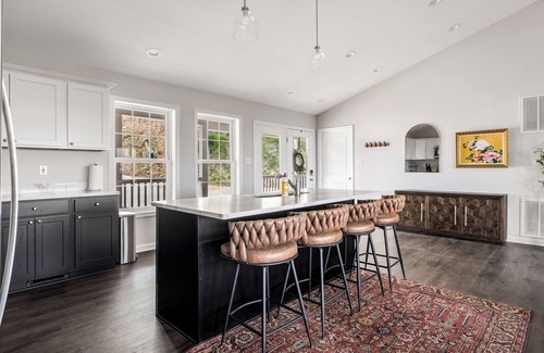 Front Royal Cottage | "Prima BnB" a Superb 4-bedroom cottage on the mountain near Front Royal