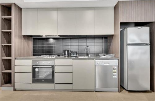 Williams Landing Apartment | Prime 1BR Apt in Williams Landing w parking