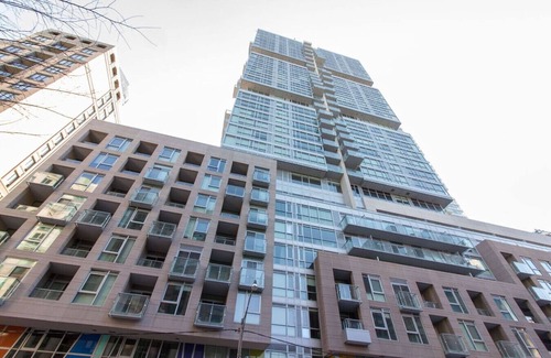 Downtown Toronto Apartment | Prime 2BR Apt with Lovely Skyline Views and GYM