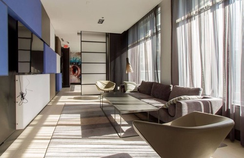 Downtown Toronto Apartment | Prime 2BR Apt with Lovely Skyline Views and GYM