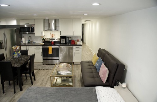 Capitol Hill Apartment | ⭐️Prime Area💥Park & Walk to Sites ⭐️ Sleeps 6 ⭐️ 2-Baths ✔️