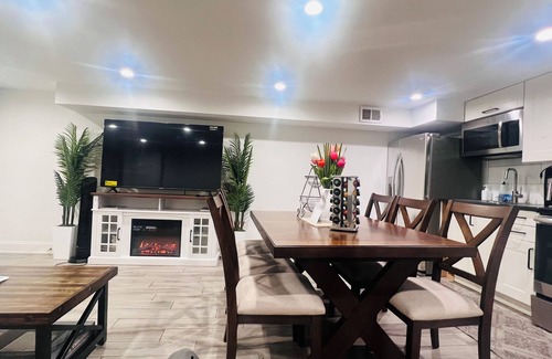 Capitol Hill Apartment | ⭐️Prime Area💥Park & Walk to Sites ⭐️ Sleeps 6 ⭐️ 2-Baths ✔️