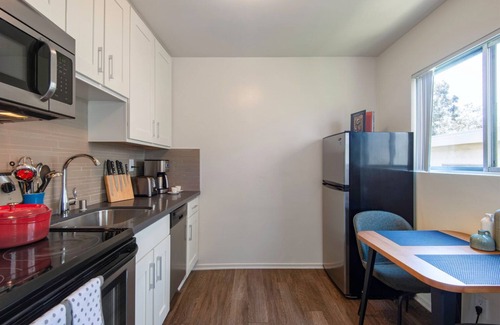 West Los Angeles Apartment | Prime Brentwood Studio w/Gym, Pool near UCLA, San Vicente by Blueground