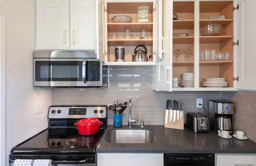 West Los Angeles Apartment | Prime Brentwood Studio w/Gym, Pool near UCLA, San Vicente by Blueground