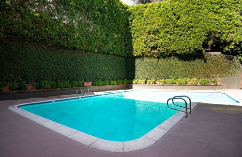 West Los Angeles Apartment | Prime Brentwood Studio w/Gym, Pool near UCLA, San Vicente by Blueground