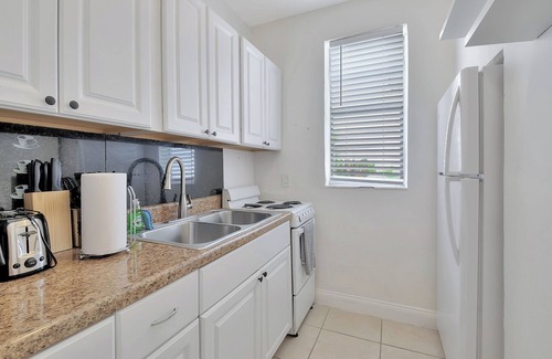 Pineapple Grove Arts District Cottage | PRIME DELRAY BEACH, CHARMING 2 BEDROOM COTTAGE, PETS WELCOME