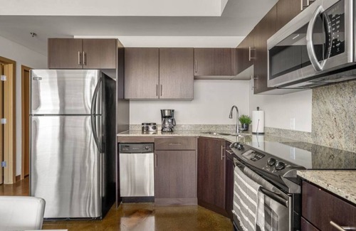 Beltline Condo | Prime Downtown - Luxury 2BD Condo + Free Parkingn