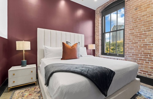 Faubourg Lafayette House | Prime Downtown Rooftop Pool Gym Gameroom