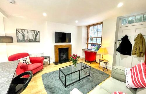 New Town Apartment | Prime Edinburgh New Town. Newly reno'd cosy nest