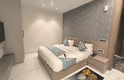 East of Kailash Hotel | Prime Hotel - 2 Mins From Durgabai Deshmukh South Campus Metro