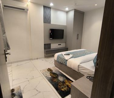 East of Kailash Hotel | Prime Hotel - 2 Mins From Durgabai Deshmukh South Campus Metro