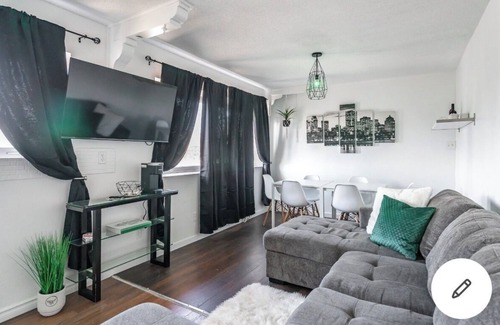 Fallsview Apartment | PRIME location, 2 FREE parking, 5 Min WALK FROM FALLS, free wine & wifi, 8guest