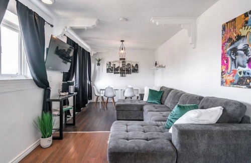Fallsview Apartment | PRIME location, 2 FREE parking, 5 Min WALK FROM FALLS, free wine & wifi, 8guest