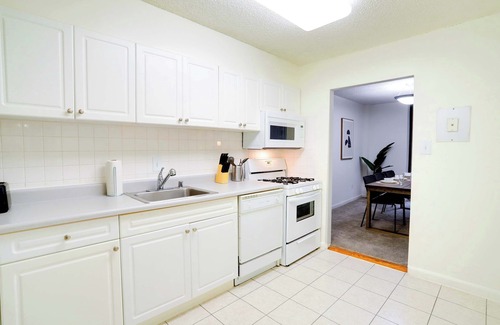 Crystal City Apartment | Prime Location Apt Near Metro & Airport!