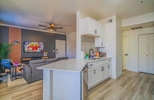 Glendale Apartment | Prime Location | Balcony, Pool, Gym, Parking, W/D