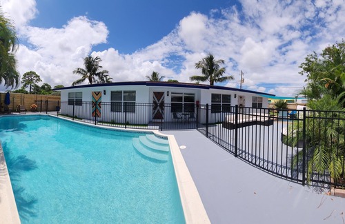 Central Business District Villa | Prime Location, Beachy House with Private Patios & Pool. Close to the beaches!