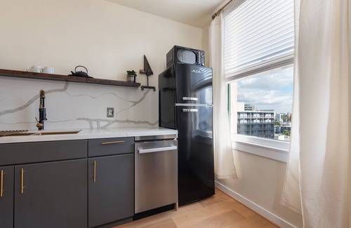 East Village Condo | PRIME LOCATION -CONVENTION CENTER + Free Garage PARKING