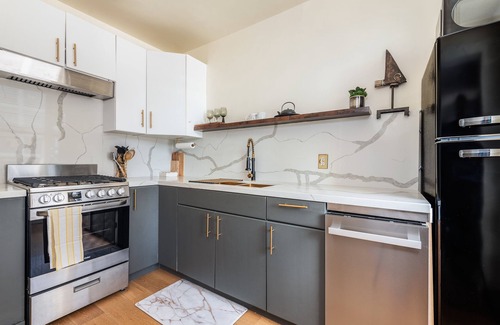 East Village Condo | PRIME LOCATION -CONVENTION CENTER + Free Garage PARKING