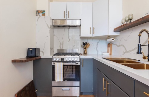 East Village Condo | PRIME LOCATION -CONVENTION CENTER + Free Garage PARKING