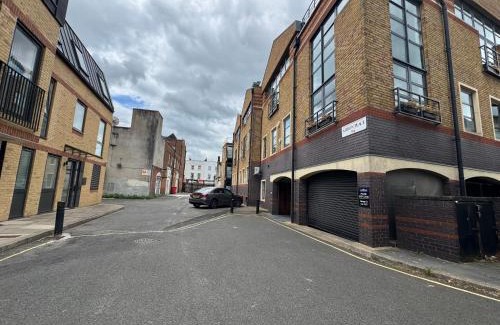 Hammersmith Broadway Apartment | Prime Location! Cozy Stay by Riverside,Tube, Shops