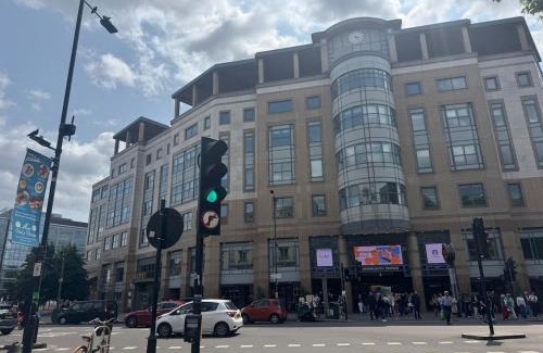 Hammersmith Broadway Apartment | Prime Location! Cozy Stay by Riverside,Tube, Shops