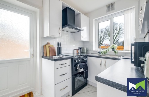 Hall Green House | Prime Location for Contractors and Relocations!