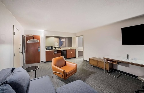 Chandler Apartment | Prime Location, Hike at Apache Trail! Comfortable 1BR Unit! Pool & Sun Terrace