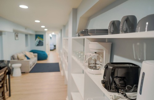 Lake View East Apartment | Prime location in Lakeview Near Wrigleyville With Washer & Dryer