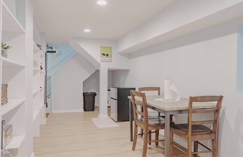 Lake View East Apartment | Prime location in Lakeview Near Wrigleyville With Washer & Dryer