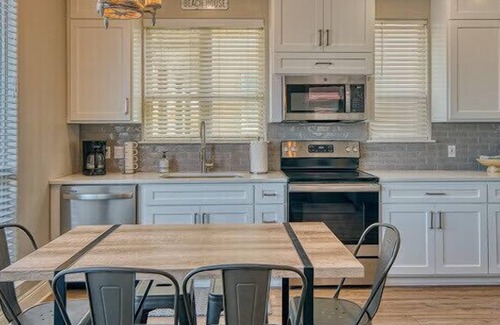 Fort Walton Beach - Destin Villa | PRIME LOCATION! Lakefront Views, Private Balcony, Pool, Steps to the Beach. 🏝️☀️