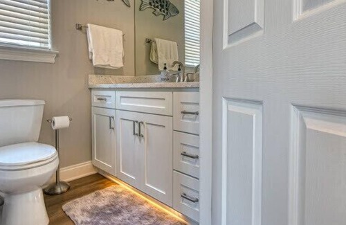 Fort Walton Beach - Destin Villa | PRIME LOCATION! Lakefront Views, Private Balcony, Pool, Steps to the Beach. 🏝️☀️