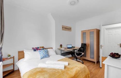 Hammersmith Apartment | Prime Location! Next to Hammersmith Apollo & Tube