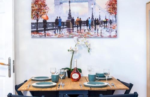 Hammersmith Apartment | Prime Location! Next to Hammersmith Apollo & Tube