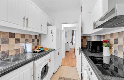 Hammersmith Apartment | Prime Location! Next to Hammersmith Apollo & Tube
