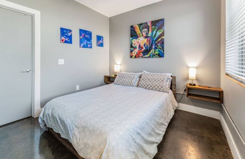 Roanoke Apartment | PRIME LOCATION ♥ of Downtown ♛ Queen Bed Modern