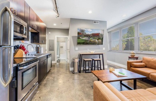Roanoke Apartment | PRIME LOCATION ♥ of Downtown ♛ Queen Bed Modern