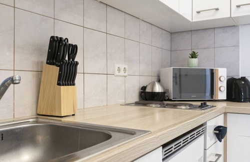 Ottakring Apartment | Prime Location & Peaceful room w/Backyard