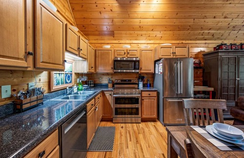 Sevierville Cabin | Prime Location/Pool/HotTub/Pool Table/Fast WiFinDollywood 2 minutes away!