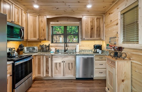 Gatlinburg - Pigeon Forge Cabin | Prime Location! Relaxing 2/2 Luxury Cabin! Views, Fire Pit, Hot Tub & Game Room.