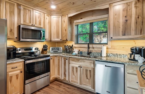 Gatlinburg - Pigeon Forge Cabin | Prime Location! Relaxing 2/2 Luxury Cabin! Views, Fire Pit, Hot Tub & Game Room.